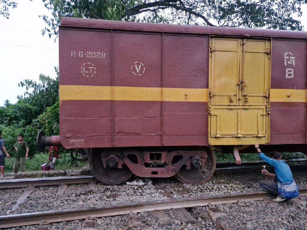 চুয়াডাঙ্গায় মালবাহী ট্রেনের বগি লাইনচ্যুত, রেল যোগাযোগ বন্ধ