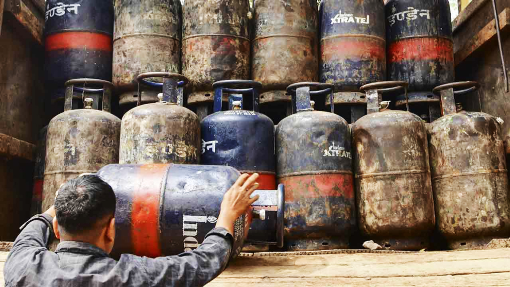 ইরান যুদ্ধ: ভারতে এলপিজি ও জেট ফুয়েলের দাম বৃদ্ধি