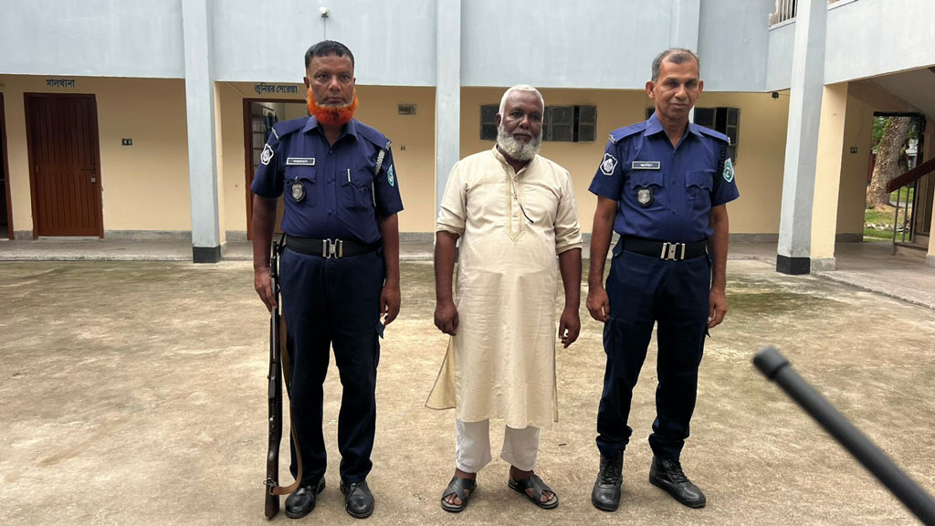 টাকার বিনিময়ে টিসিবির কার্ড: চেয়ারম্যানকে অবরুদ্ধ রাখে জনতা, পরে গ্রেপ্তার