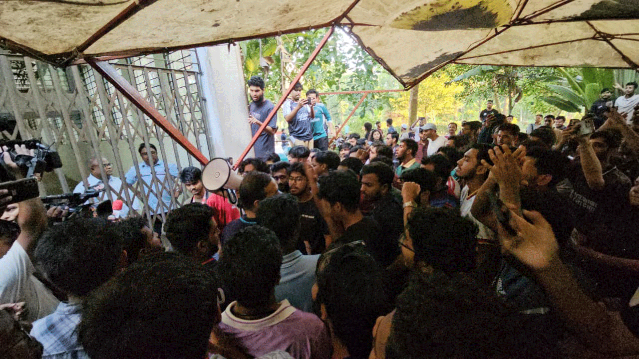 চুয়েটে বিদ্যুৎ বিচ্ছিন্ন দপ্তরে অবরুদ্ধ নতুন উপাচার্য, অসহযোগ কর্মসূচি
