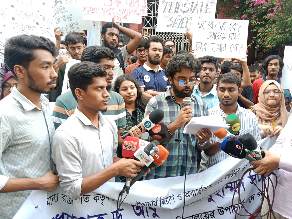 চুয়েটে ১৫ দিনের অচলাবস্থা, আন্দোলনে চার পক্ষ এককাতারে