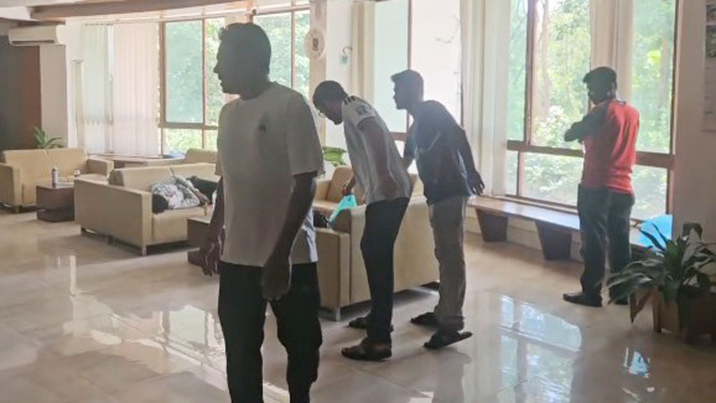 ২৩ ঘণ্টা ধরে কার্যালয়ে অবরুদ্ধ চুয়েটের উপাচার্য, সকালে নাশতা দিলেন শিক্ষার্থীরা
