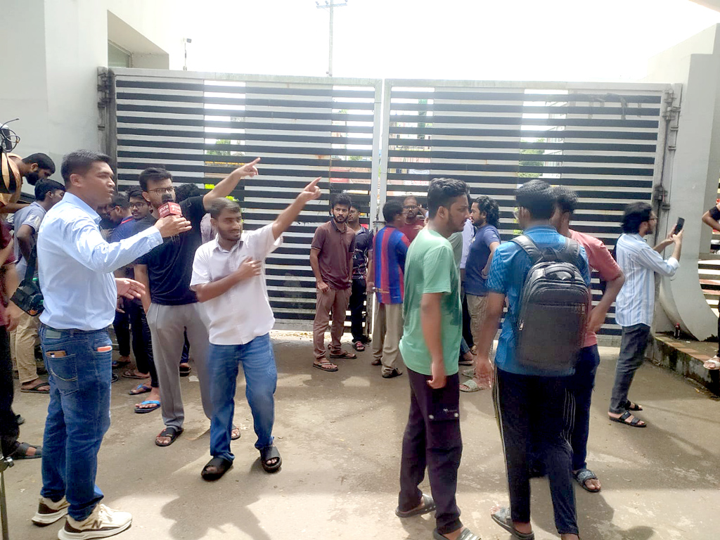 চুয়েটে উপাচার্য পরিবর্তনের প্রতিবাদে রাতভর বিক্ষোভ, সকালে মূল ফটকে অবস্থান শিক্ষার্থীদের