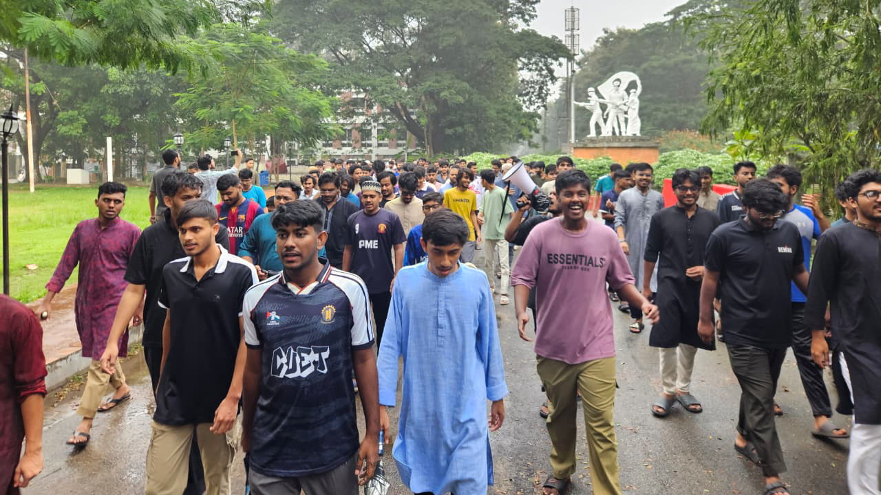চুয়েটে উপাচার্য পুনর্বহালের দাবিতে ছুটির দিনেও শিক্ষার্থীদের বিক্ষোভ
