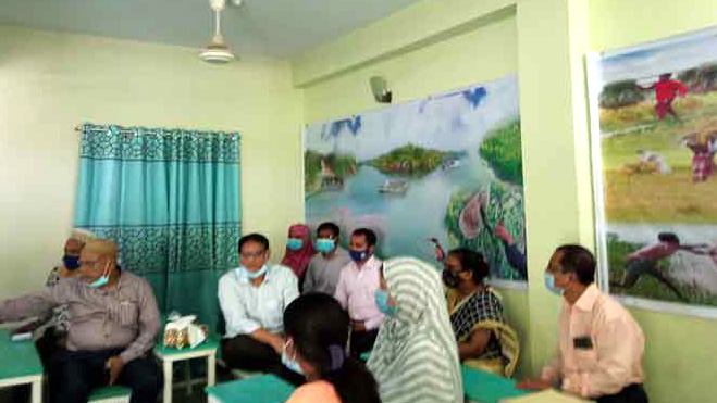 সীতাকুণ্ডে স্মার্ট ক্লাস পরিদর্শনে শিক্ষাসচিব