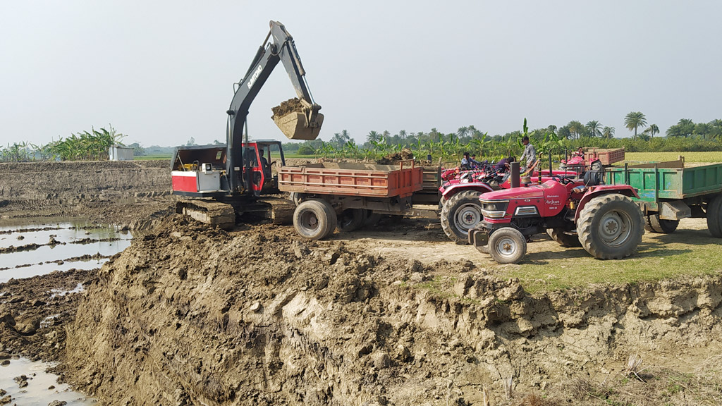 অবৈধভাবে পুকুর খননে কমছে কৃষিজমি