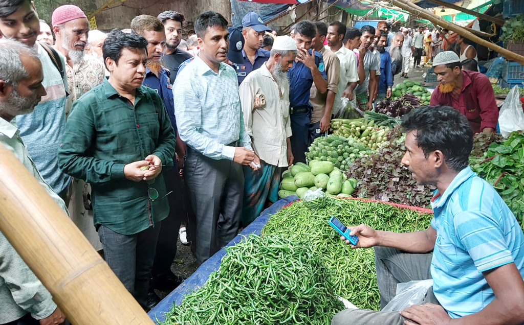 ভোক্তা অধিদপ্তরের অভিযানে মরিচের দাম কমে ১০০