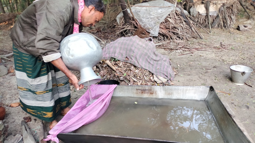 গোলের গুড়ে বদলে গেছে বেহালা গ্রাম