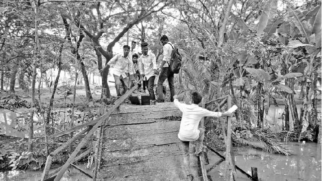 সেতু ভেঙে পড়ে দাঁত হারাল কলেজছাত্রী