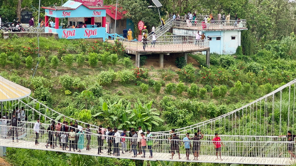 ঈদে তৃতীয় দিনে খাগড়াছড়ির প্রধান পর্যটন কেন্দ্রে আলুটিলায় পর্যটক সমাগম বেড়েছে। আলুটিলায়, খাগড়াছড়ি, ২৪ এপ্রিল ২০২৩। ছবি: সামির মল্লিক