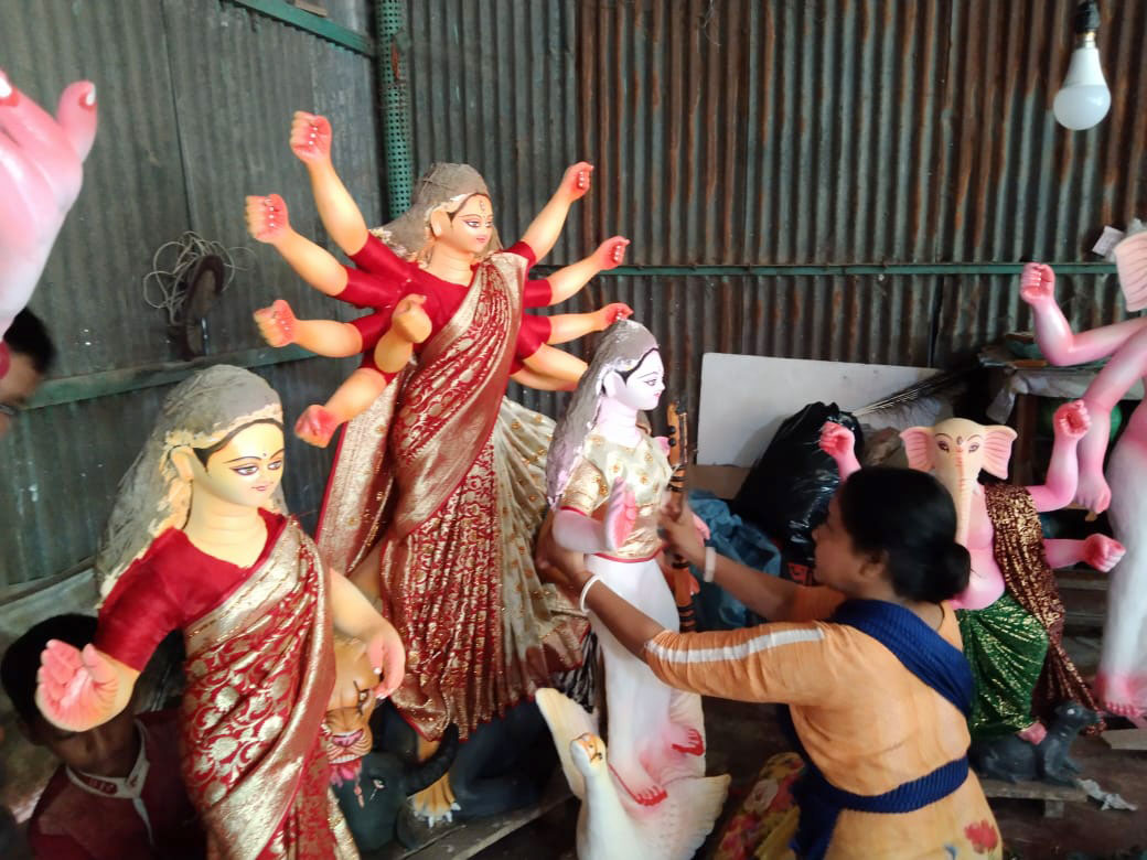 ব্যস্ত সময় পাড় করছেন শিল্পীরা।