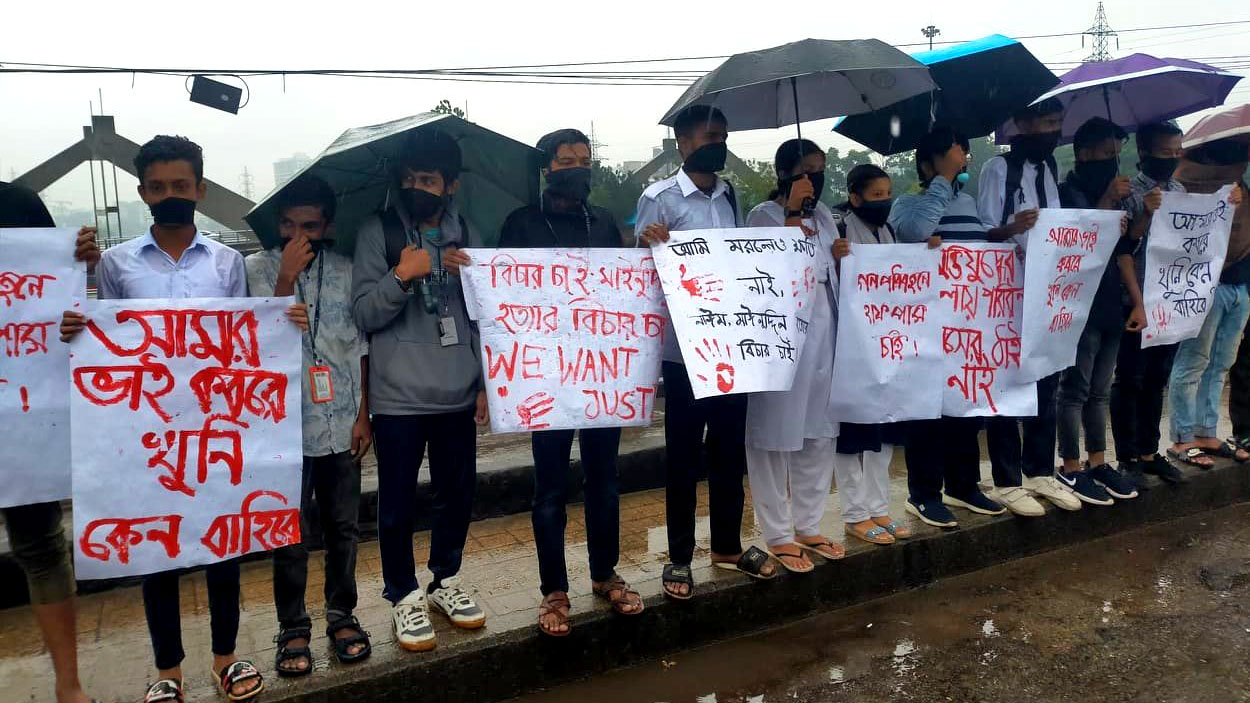 বৃষ্টি উপেক্ষা করে মুখে কালো কাপড় বেঁধে সড়কে শিক্ষার্থীরা
