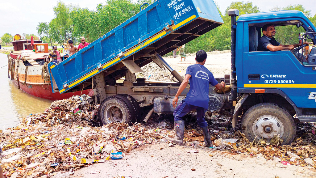 পৌরবর্জ্যের দুর্গন্ধে চলা দায়