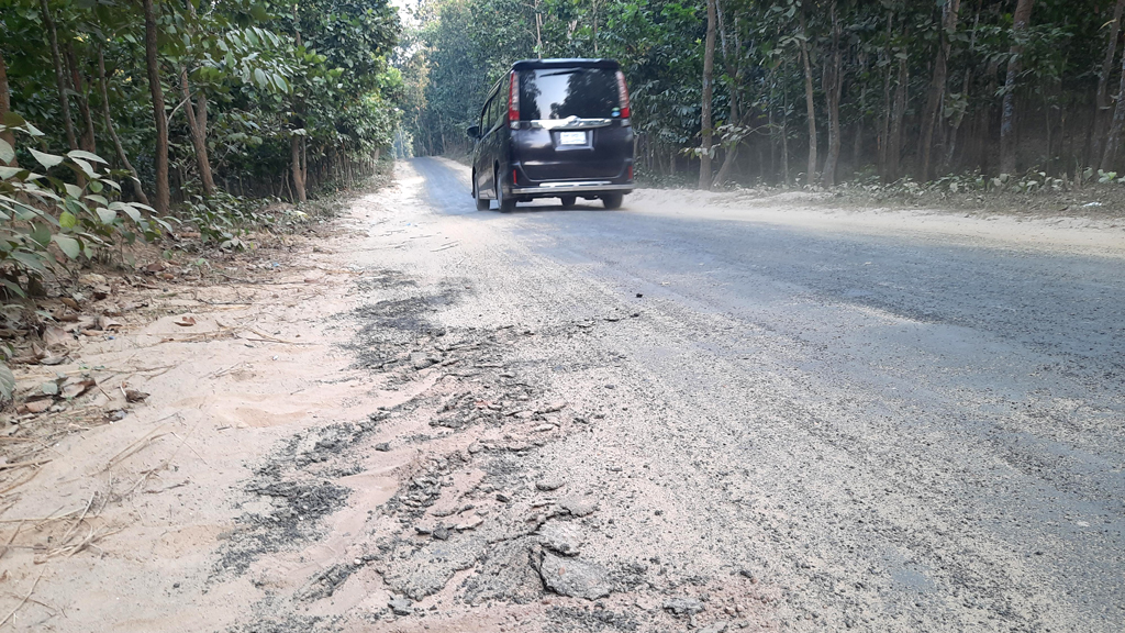 কাজ শেষ করার আগেই উঠে যাচ্ছে সিলকোট