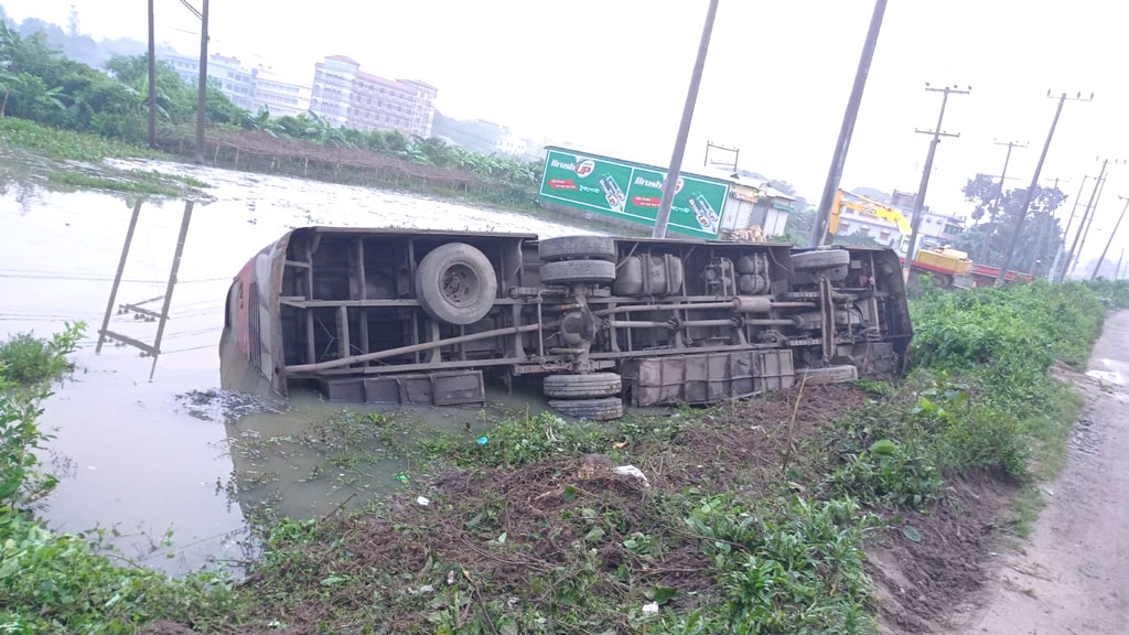 শায়েস্তাগঞ্জ নিয়ন্ত্রণ হারিয়ে বাস খাদে, আহত ১০ 