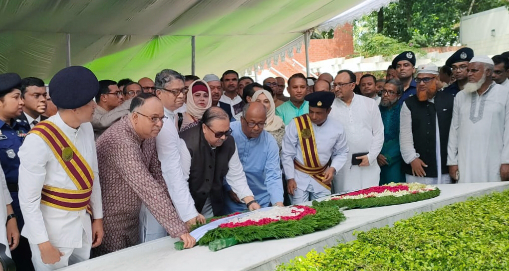 বঙ্গবন্ধুর সমাধিতে নতুন প্রধান বিচারপতির শ্রদ্ধা