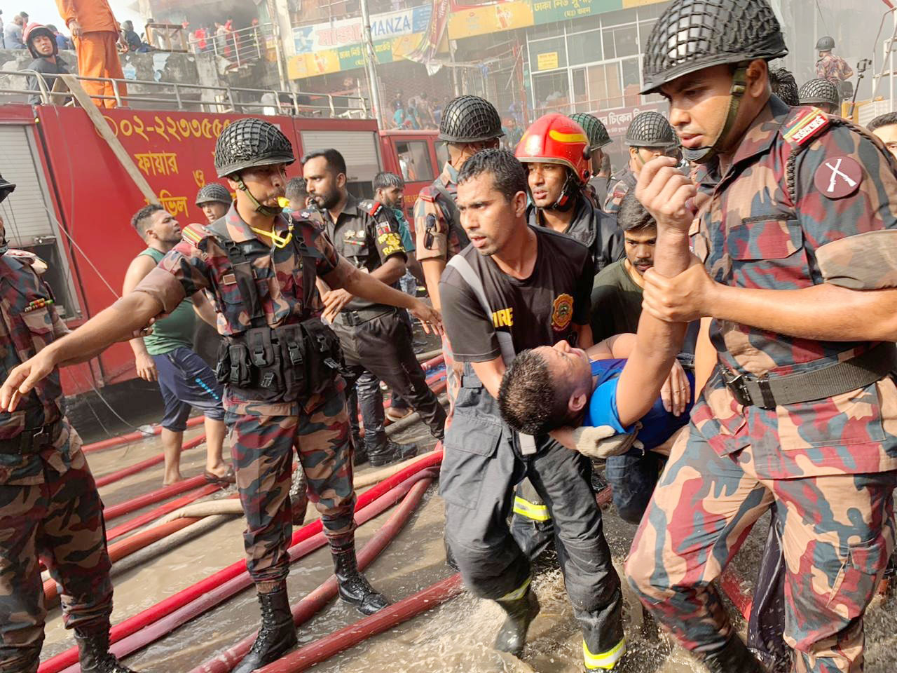 আহত একজনকে উদ্ধার করে নিয়ে যাচ্ছেন ফায়ার সার্ভিসের কর্মীরা। ছবি: আজকের পত্রিকা