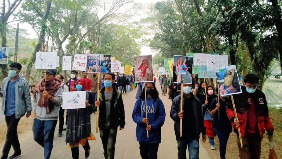 দেয়ালে রক্তিম ছাপ ও বিক্ষোভ মিছিলে উপাচার্যের পদত্যাগ দাবি