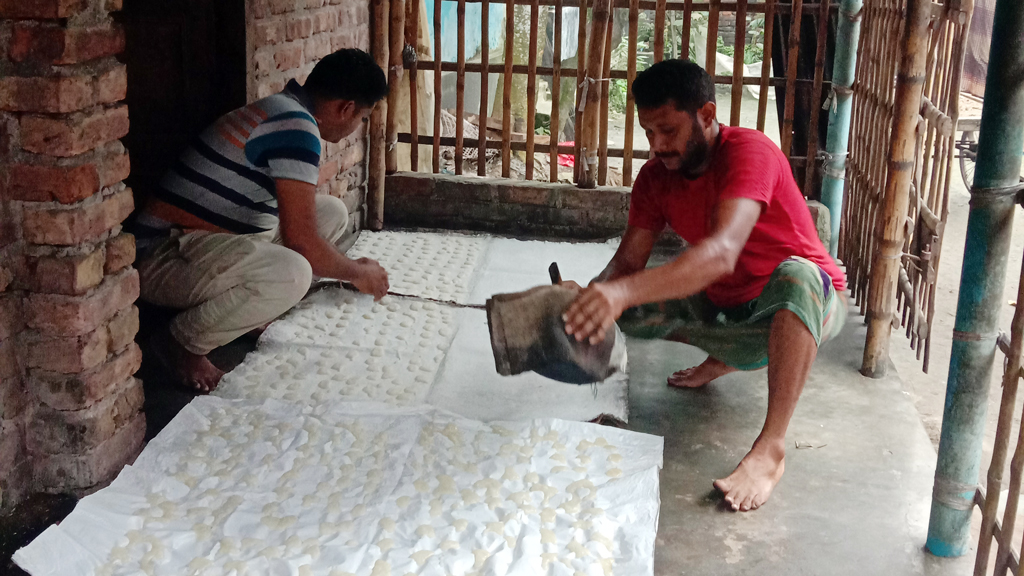 আট দশকেও আবেদন কমেনি ফুট বাতাসার