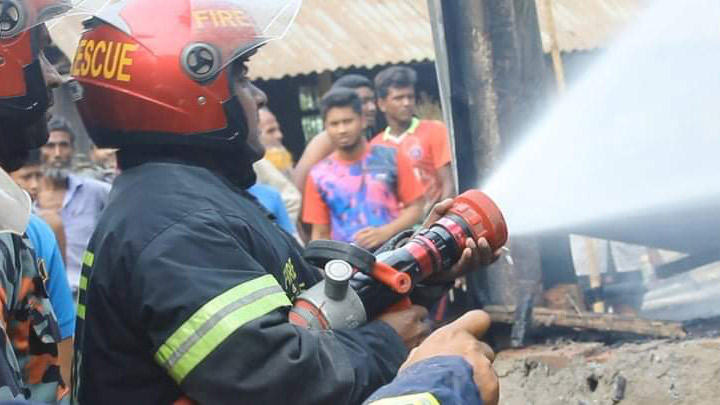 খোকসায় আগুনে পুড়ে গেছে দিনমজুরের বাড়ি