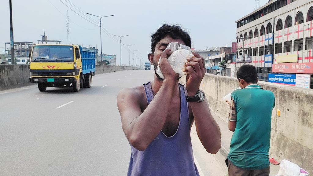 উড়াল সেতুর ওপর প্রকাশ্যে চলে মাদক সেবন, রাতে দেহব্যবসা