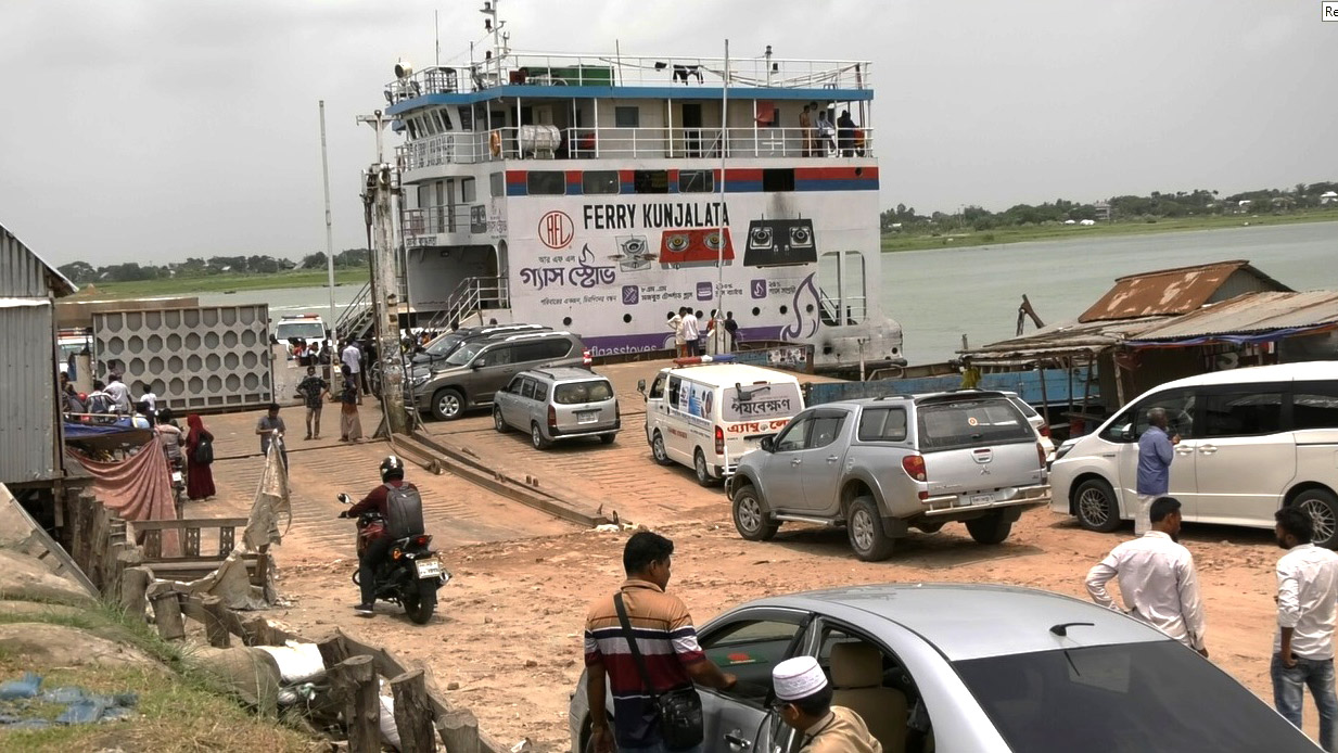 যানবাহন কমেছে ফেরিঘাটে