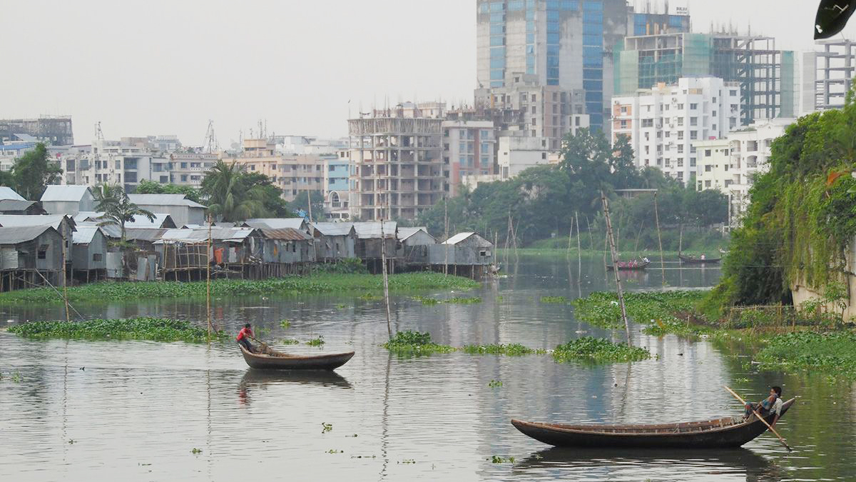 সুয়ারেজ লাইন ঠিক নেই, তাই লেকে বুদবুদ