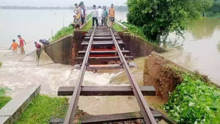 বন্যার পানির চাপে ভেঙে পড়ল রেলসেতু