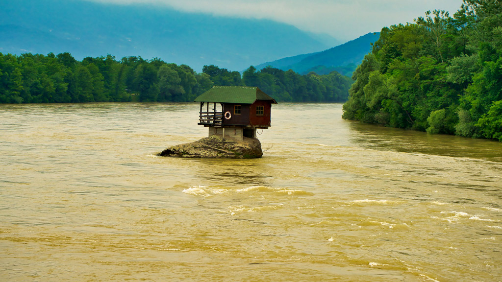 নদীর মাঝখানে ছোট্ট এই বাড়িটা বানাল কারা