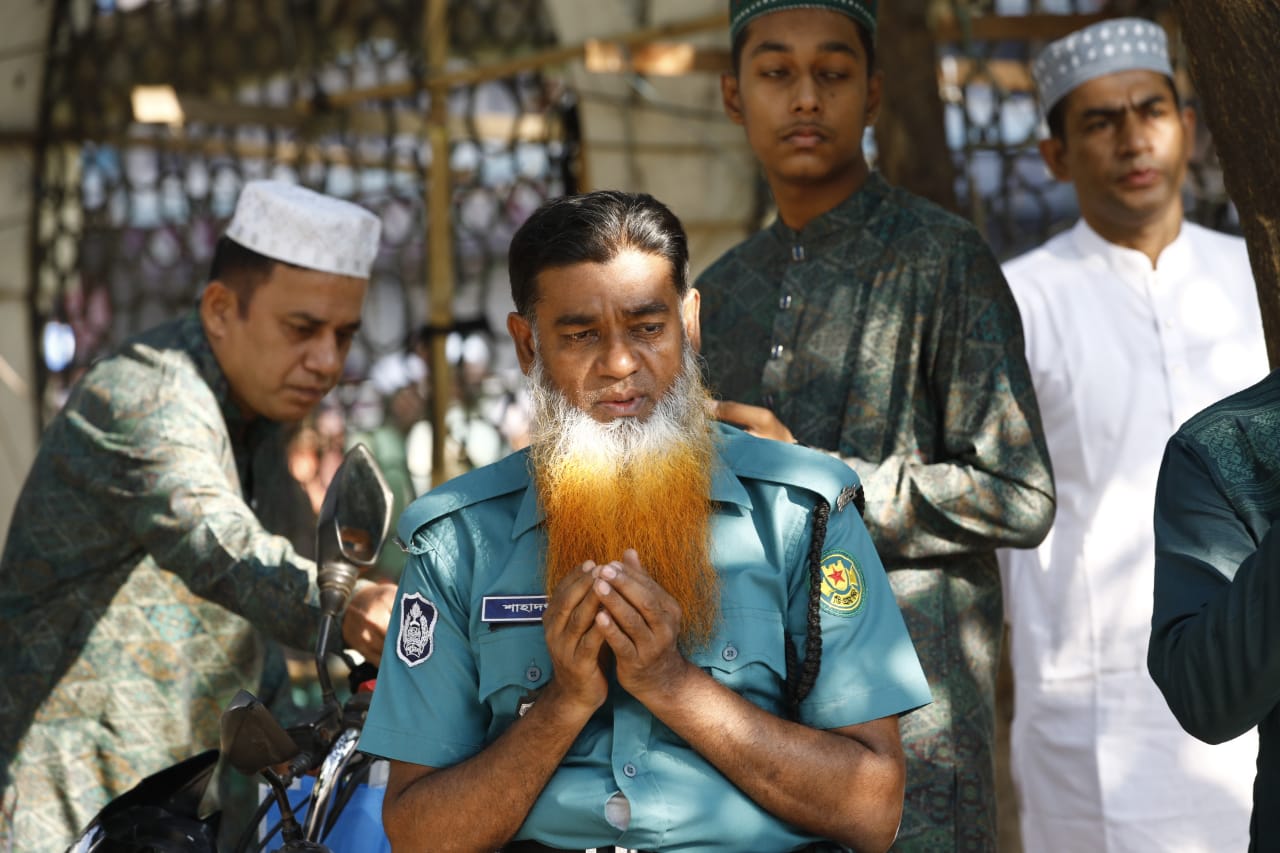 নামাজ আদায় শেষে দেশ-জাতির মঙ্গল কামনায় মহান আল্লাহর কাছে প্রার্থনা।