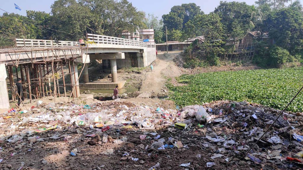 দখল-দূষণে অস্তিত্বসংকটে চাটমোহরের তিন নদী