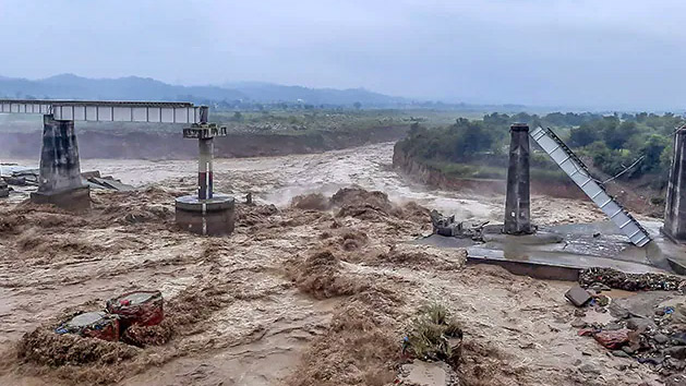 ভারতের হিমাচলে বন্যা–ভূমিধসে নিহতের সংখ্যা বেড়ে ২২, নিখোঁজ ৫