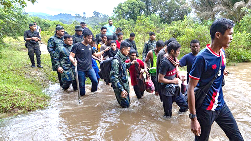 ক্লান্ত ও ক্ষুধার্ত অবস্থায় ৪১ রোহিঙ্গাকে খুঁজে পেল মালয়েশিয়ার পুলিশ