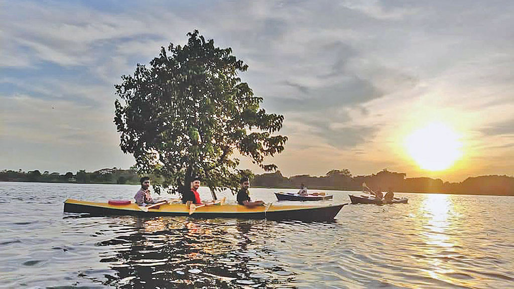 সাভারে কায়াকিংয়ের আনন্দ