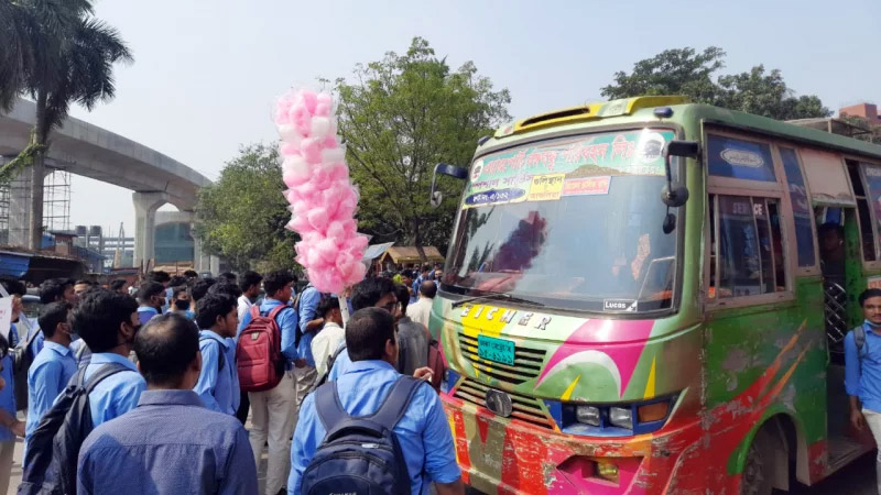 সায়েন্স ল্যাবে বাস ভাঙচুর রাস্তা বন্ধ