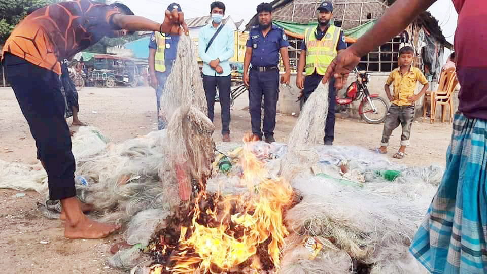 আগৈলঝাড়ায় মাছ ধরার নিষিদ্ধ জাল জব্দ