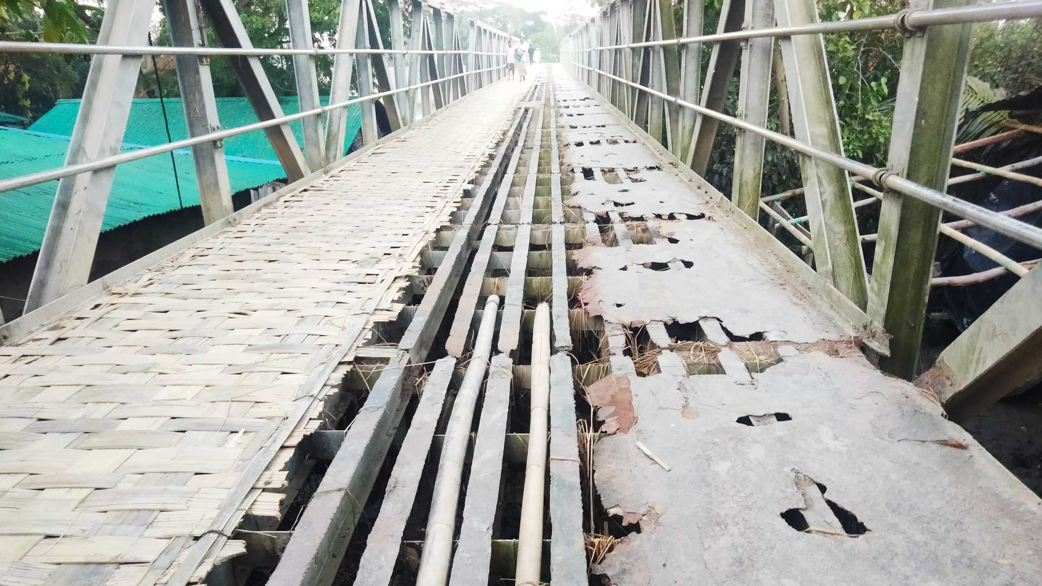 বাঁশের চাটাইয়ে সেতু পারাপার