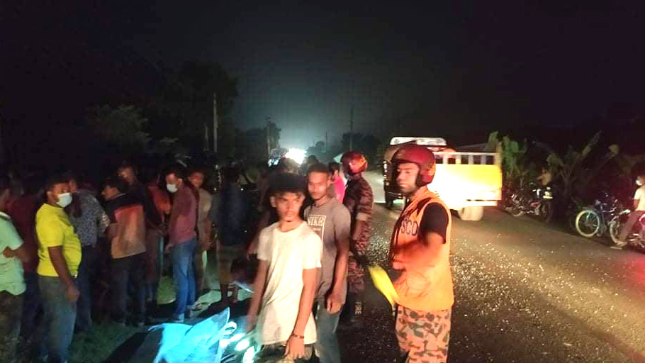 রাজবাড়ীতে সড়ক দুর্ঘটনায় একই পরিবারের ৩ জন নিহত