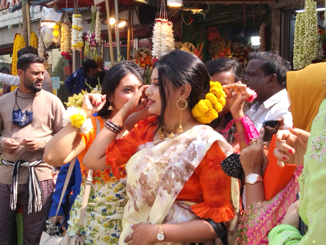 বসন্তের আগমনে একজন আরেকজনের খোঁপায় গেঁথে দিচ্ছেন ফুল। 