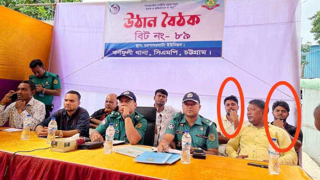 নিহতের বাড়ির সামনেই আসামিদের নিয়ে পুলিশের উঠান বৈঠক