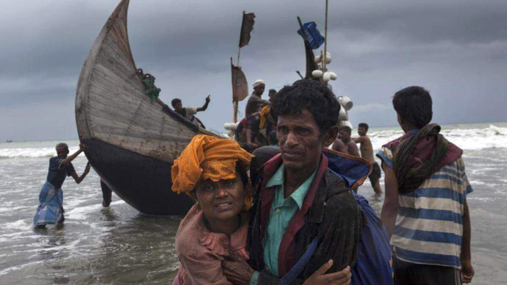 মাঝসাগরে ২ নৌকায় মৃত্যুর প্রহর গুনছে প্রায় ৪০০ রোহিঙ্গা