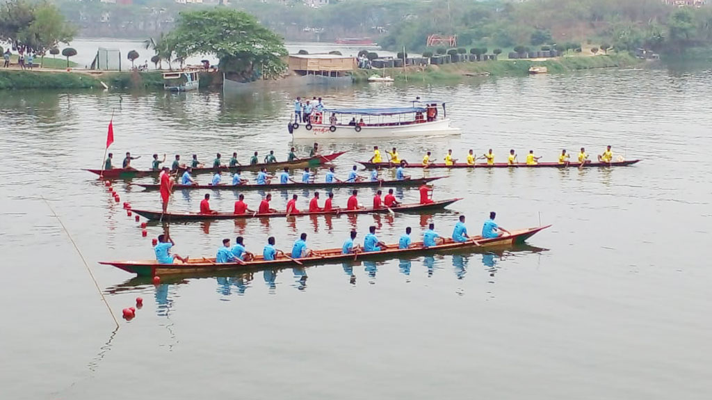 ঐতিহ্যের নৌকাবাইচে হাতিরঝিলে উৎসব 