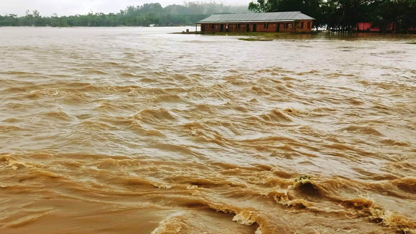 গোয়াইনঘাটে বাড়ছে বানের পানি, আতঙ্কে সাধারণ মানুষ