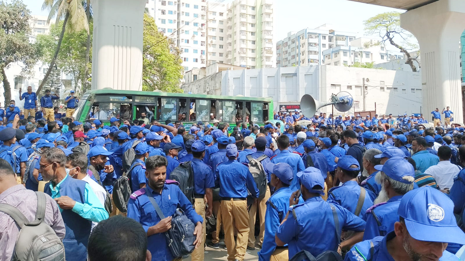 বেতন বাড়ানোর দাবিতে আন্দোলনে গ্রাম পুলিশ