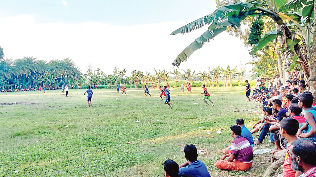 মাঠ নেই, জমি ভাড়া নিয়ে খেলা