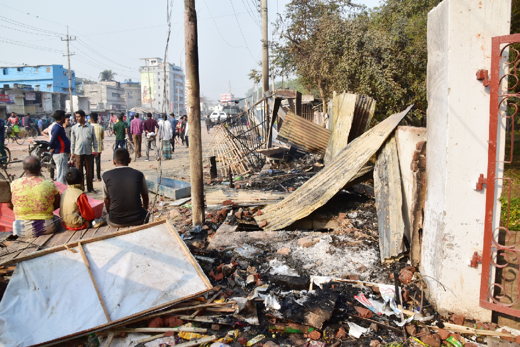 রাজশাহী বিশ্ববিদ্যালয়ের শিক্ষার্থীদের সঙ্গে স্থানীয় ব্যবসায়ীদের সংঘর্ষের ঘটনায় রণক্ষেত্রে পরিণত হয় পুরো এলাকা। সংঘর্ষের আগুনে দোকান পুড়ে ছাই। বিনোদপুর বাজার, রাজশাহী, ১২ মার্চ ২০২৩। ছবি: মিলন শেখ
