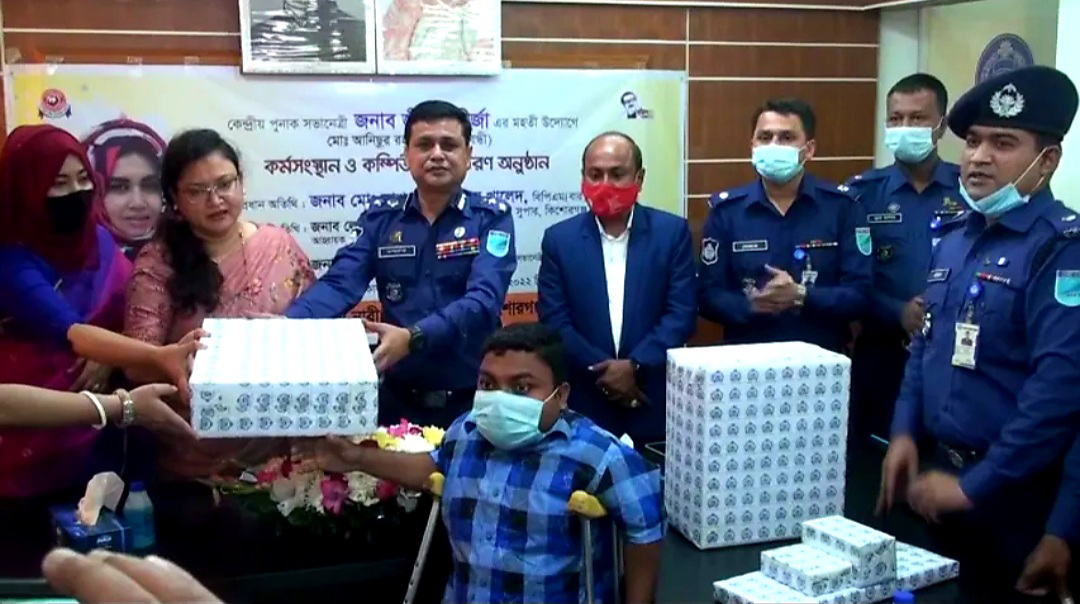 প্রতিবন্ধী আনিছুরকে চাকরি ও কম্পিউটার দিল পুনাক