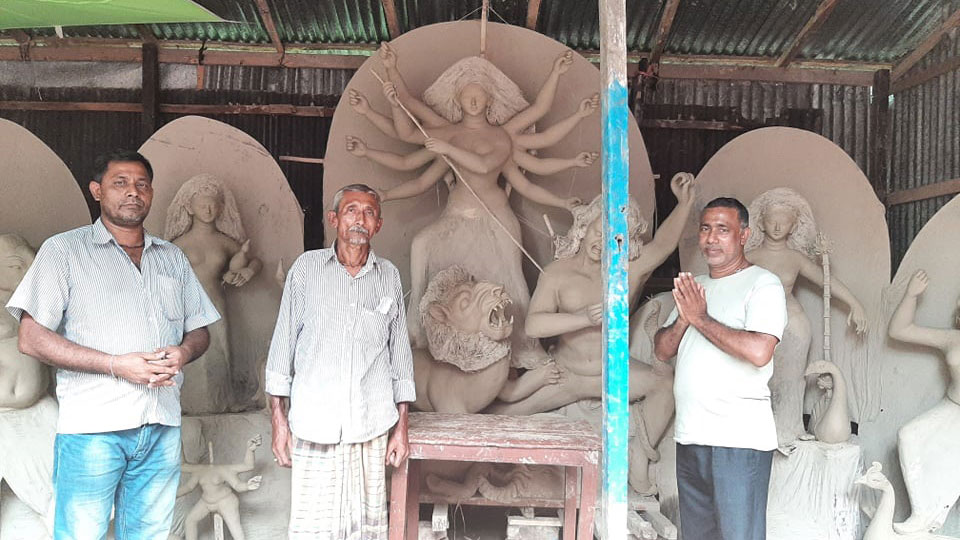 মাদারীপুরে প্রতিমা তৈরিতে ব্যস্ত মৃৎশিল্পীরা