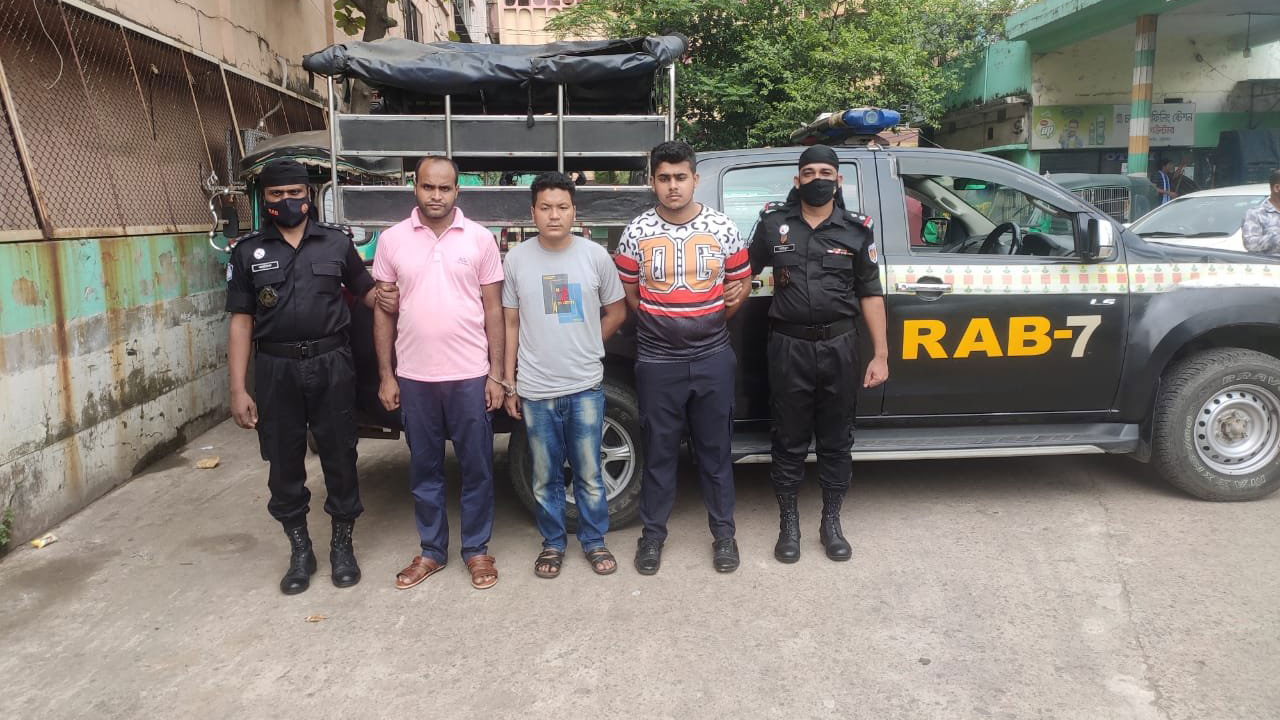 টিকিট থাকার পরেও সেনা সদস্যকে হেনস্তা, আরএনবি’র ৩ সদস্য গ্রেপ্তার