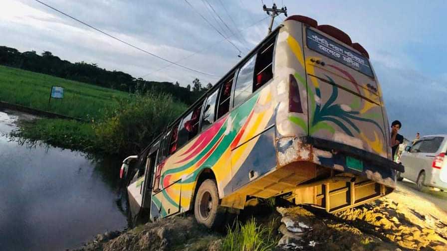 নিয়ন্ত্রণ হারিয়ে বাস খাদে, আহত ১২ 